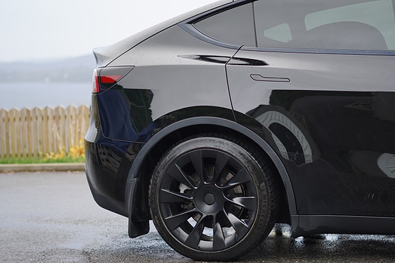 Tesla Model Y 4 of 30