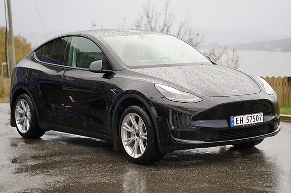 Tesla Model Y 26 of 30