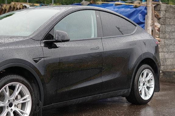 Tesla Model Y 28 of 30