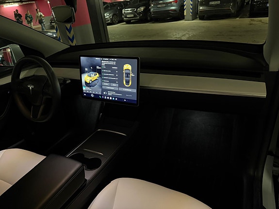 Tesla Model Y 15 of 19