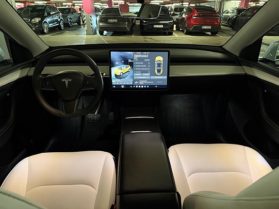 Tesla Model Y 14 of 19