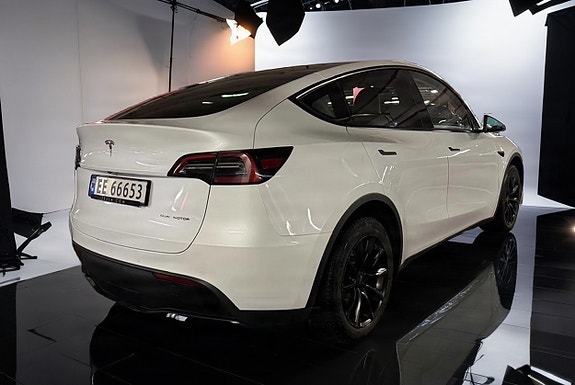 Tesla Model Y 5 of 19