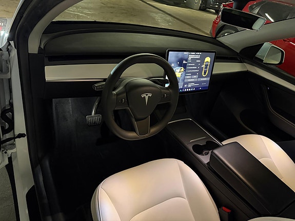 Tesla Model Y 13 of 19