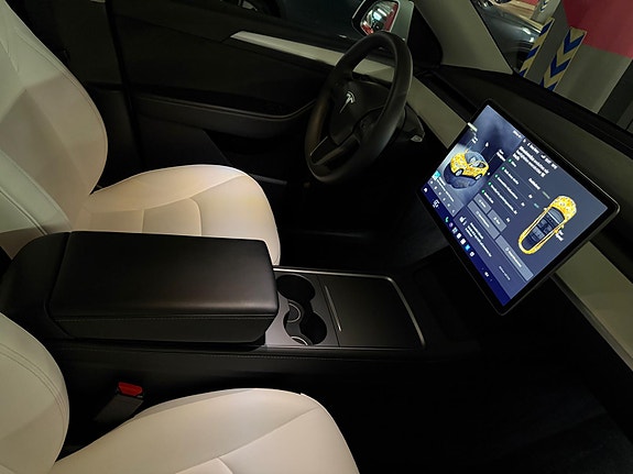 Tesla Model Y 11 of 19