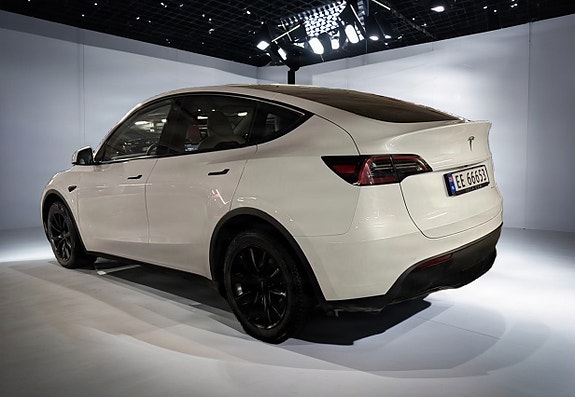 Tesla Model Y 7 of 19