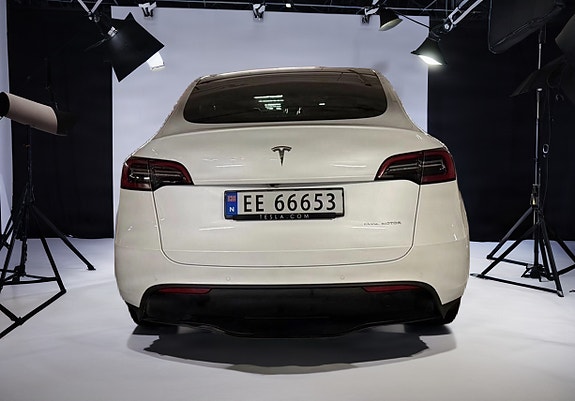 Tesla Model Y 6 of 19