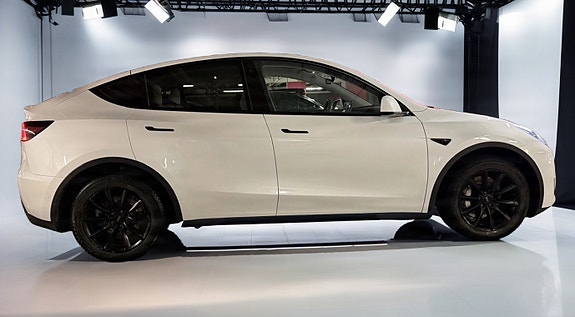 Tesla Model Y 4 of 19