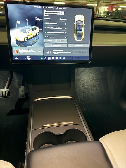Tesla Model Y 16 of 19