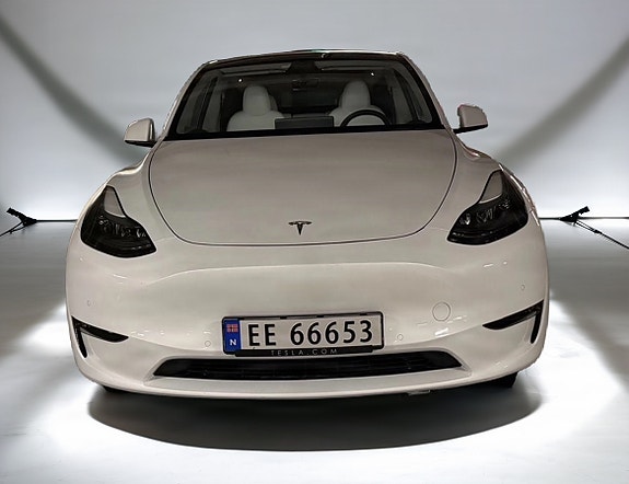 Tesla Model Y 10 of 19