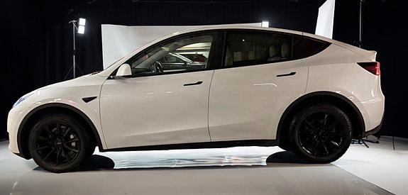 Tesla Model Y 8 of 19