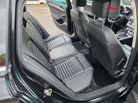 Volkswagen Passat 16 of 23