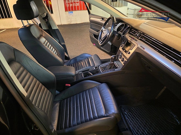Volkswagen Passat 21 of 25
