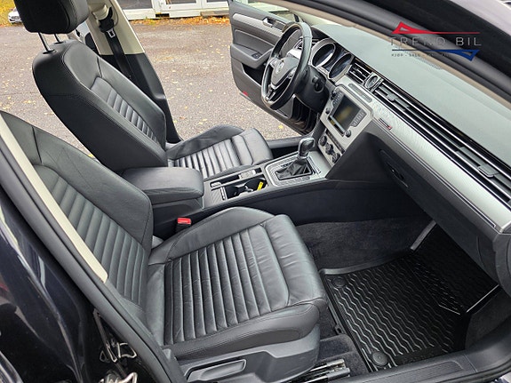 Volkswagen Passat 18 of 23