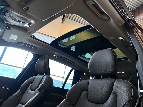 Volvo XC90 10 of 23