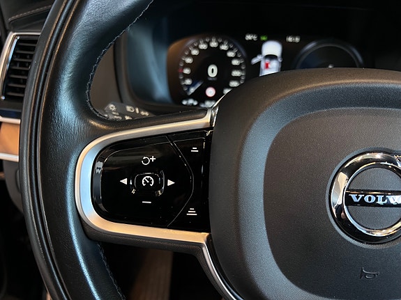 Volvo XC90 15 of 23