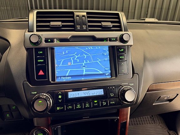 Toyota Land Cruiser 22 of 30