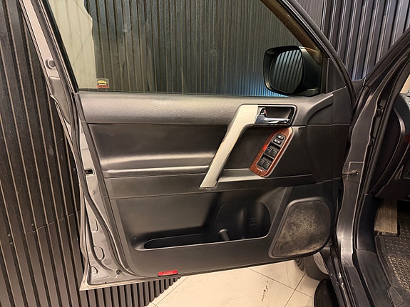 Toyota Land Cruiser 17 of 30