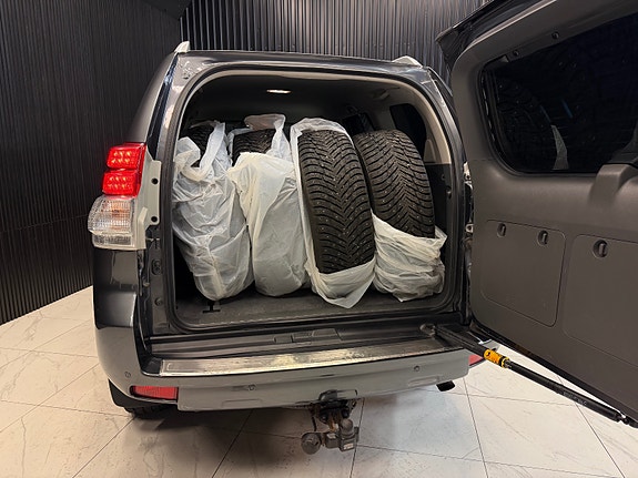 Toyota Land Cruiser 12 of 30