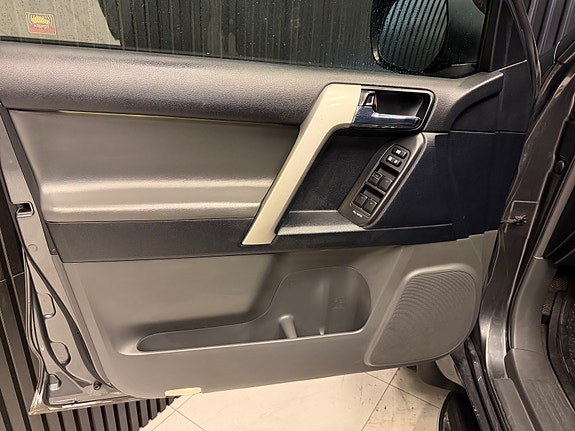 Toyota Land Cruiser 14 of 30