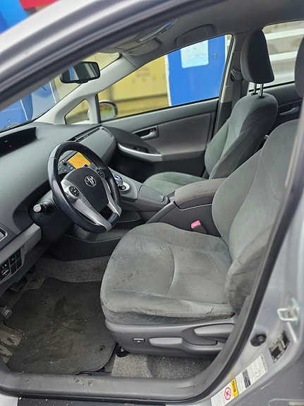 Toyota Prius 5 of 9