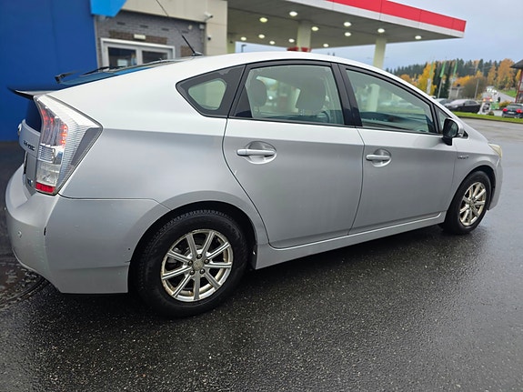 Toyota Prius 3 of 9