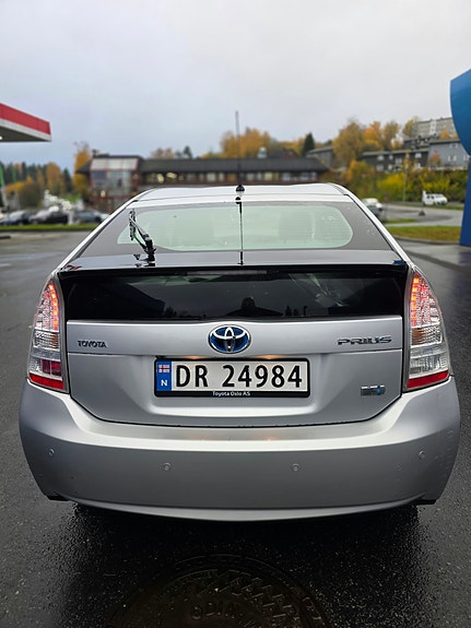 Toyota Prius 2 of 9