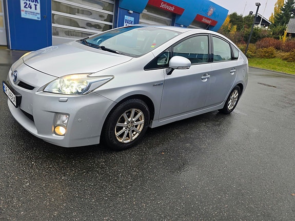 Toyota Prius 4 of 9