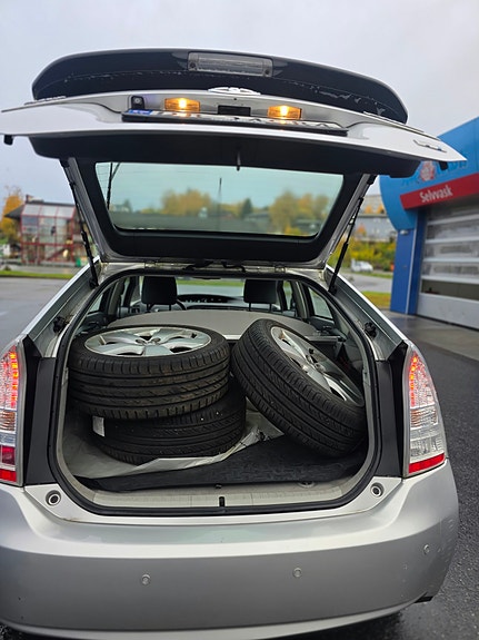 Toyota Prius 8 of 9