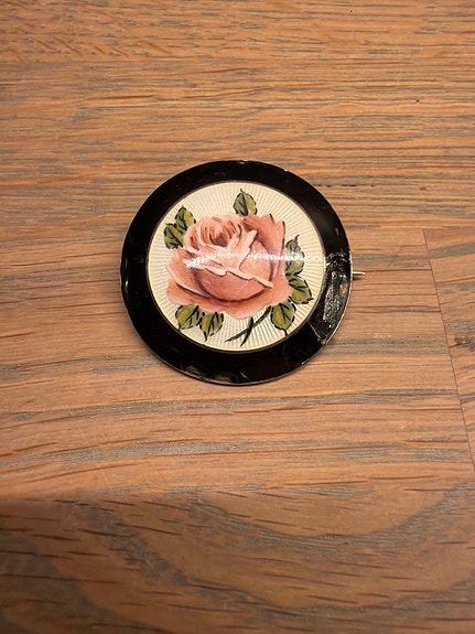 Gammel brosje i sølv og emalje rosemotiv