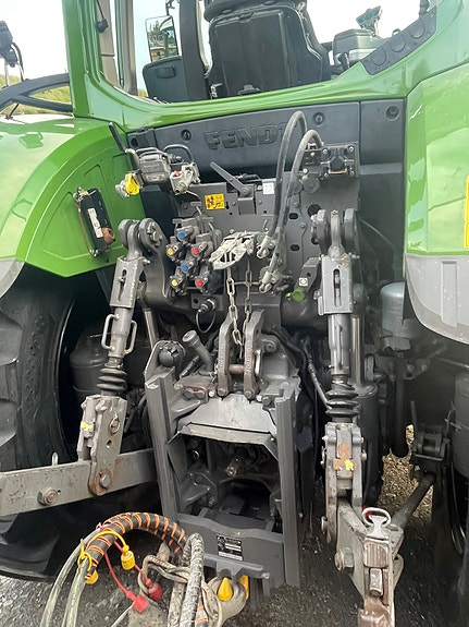 Fendt 724 2 of 8