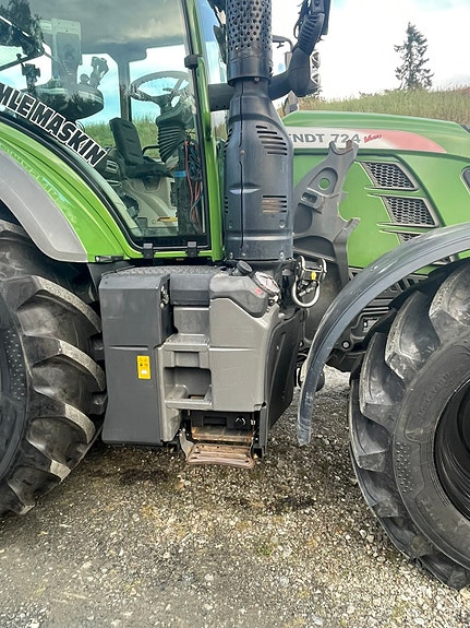 Fendt 724 4 of 8