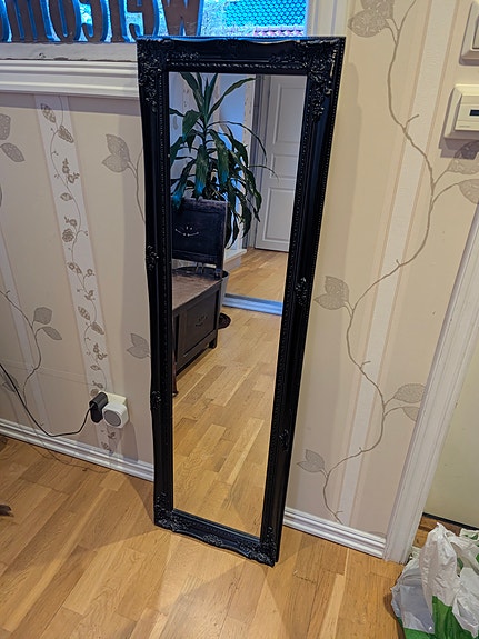 Svart helfigurspeil med dekorativ ramme ca 140x35 cm