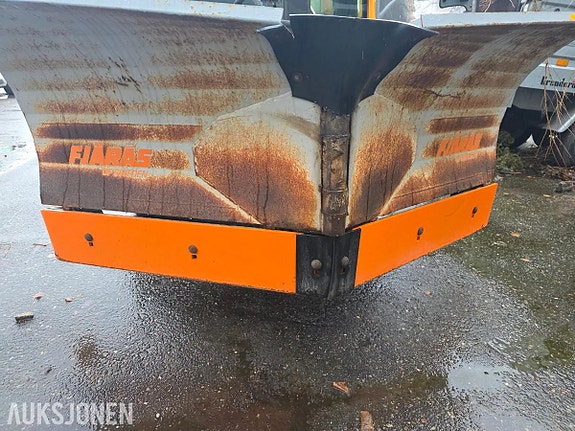 Andre Belos Trans Giant TG redskapsbærer med plog og strøkasse, 3 337 t 14 of 17