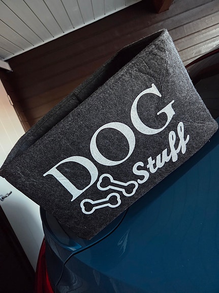 Grå filtkurv til hundeleker med tekst "DOG Stuff"