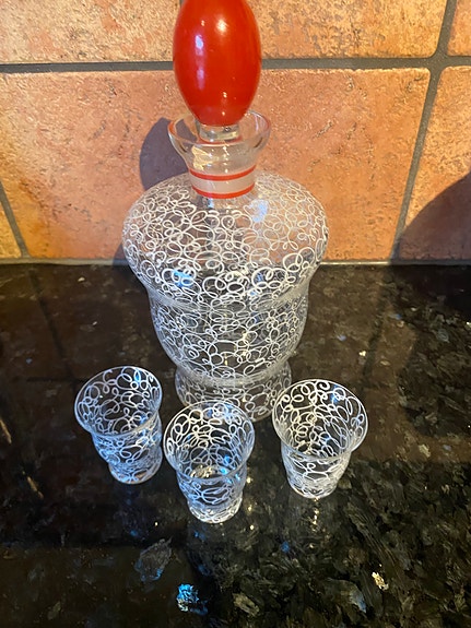 Flott vintage karaffel med 3 drammeglass – dekorativt glassett