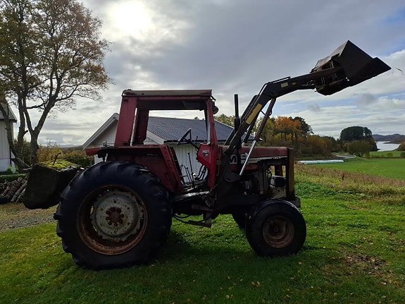 Massey Ferguson traktor m/ Bergsjö frontlaster og skuffe 2 of 6