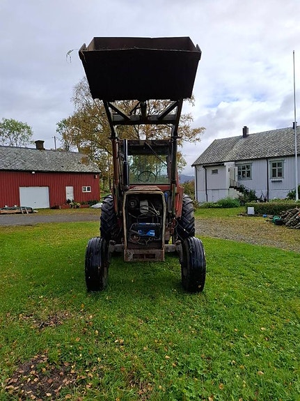 Massey Ferguson traktor m/ Bergsjö frontlaster og skuffe 4 of 6
