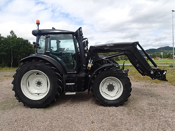 Valtra G135V 2 of 27