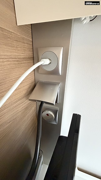 Adria ADORA 593 UK Godt utstyrt. Alde, Mover, sykkelstativ, micro, formsydd teppe og Caravanstore Zip med veggar. 18 of 30