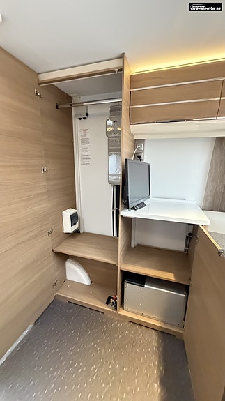 Adria ADORA 593 UK Godt utstyrt. Alde, Mover, sykkelstativ, micro, formsydd teppe og Caravanstore Zip med veggar. 23 of 30