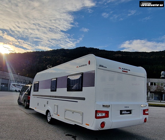 Adria ADORA 593 UK Godt utstyrt. Alde, Mover, sykkelstativ, micro, formsydd teppe og Caravanstore Zip med veggar. 7 of 30