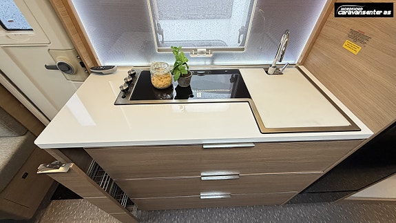 Adria ADORA 593 UK Godt utstyrt. Alde, Mover, sykkelstativ, micro, formsydd teppe og Caravanstore Zip med veggar. 27 of 30