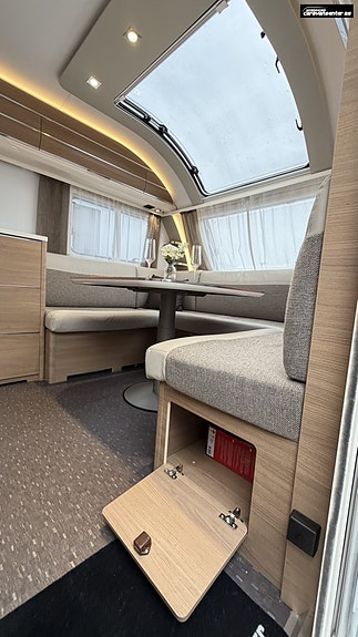 Adria ADORA 593 UK Godt utstyrt. Alde, Mover, sykkelstativ, micro, formsydd teppe og Caravanstore Zip med veggar. 9 of 30
