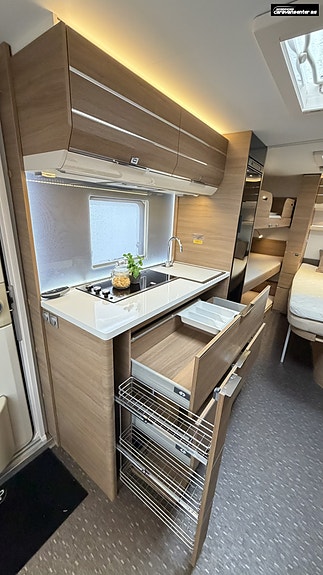 Adria ADORA 593 UK Godt utstyrt. Alde, Mover, sykkelstativ, micro, formsydd teppe og Caravanstore Zip med veggar. 26 of 30