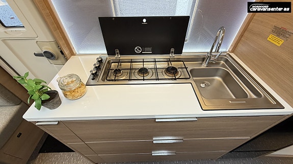 Adria ADORA 593 UK Godt utstyrt. Alde, Mover, sykkelstativ, micro, formsydd teppe og Caravanstore Zip med veggar. 28 of 30