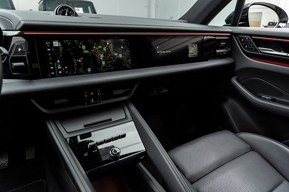 Porsche Macan 27 of 30