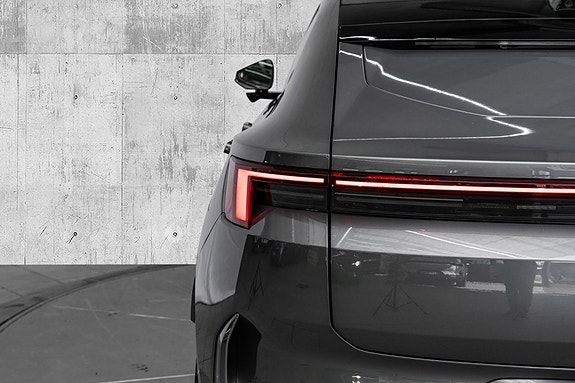 Polestar 4 8 of 27