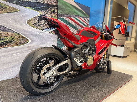 Ducati Panigale V4 S - Akrapovic+++ 3 of 11