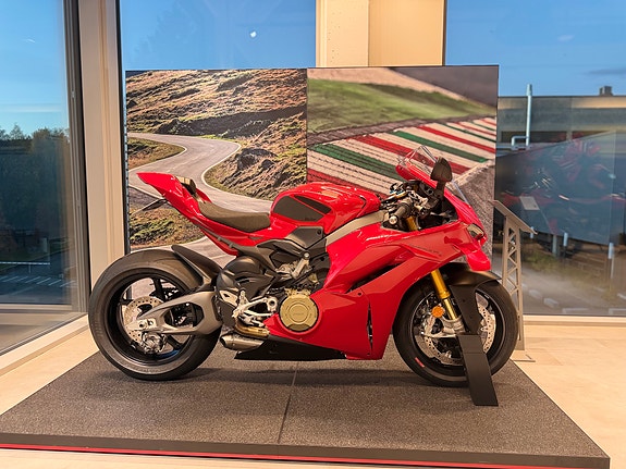 Ducati Panigale V4 S - Akrapovic+++ 2 of 11