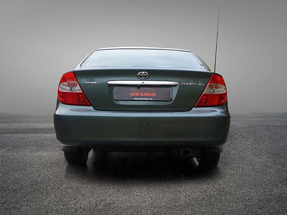 Toyota Camry 8 of 30